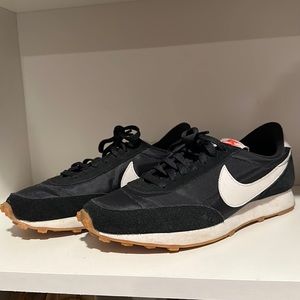 Nike Daybreak. Women’s size 8.5